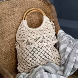 Karmstol i fransk lantstil med flätad rottingsits