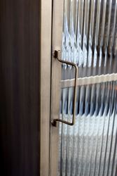 Vitrinskåp med luckor i järn - Antikmässing, Stilfull förvaring