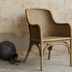 Karmstol i fransk lantstil med flätad rottingsits