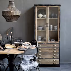 Vitrinskåp med både lådor och dörrar