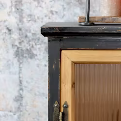 Vitrinskåp i glas, trä och metall - Antiksvart