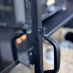 Bastant vitrinskåp i bred modell, Järn- Antiksvart