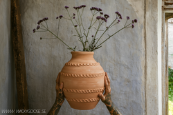 Rustik urna i terrakotta med handgjord struktur och organiska former, 37cm