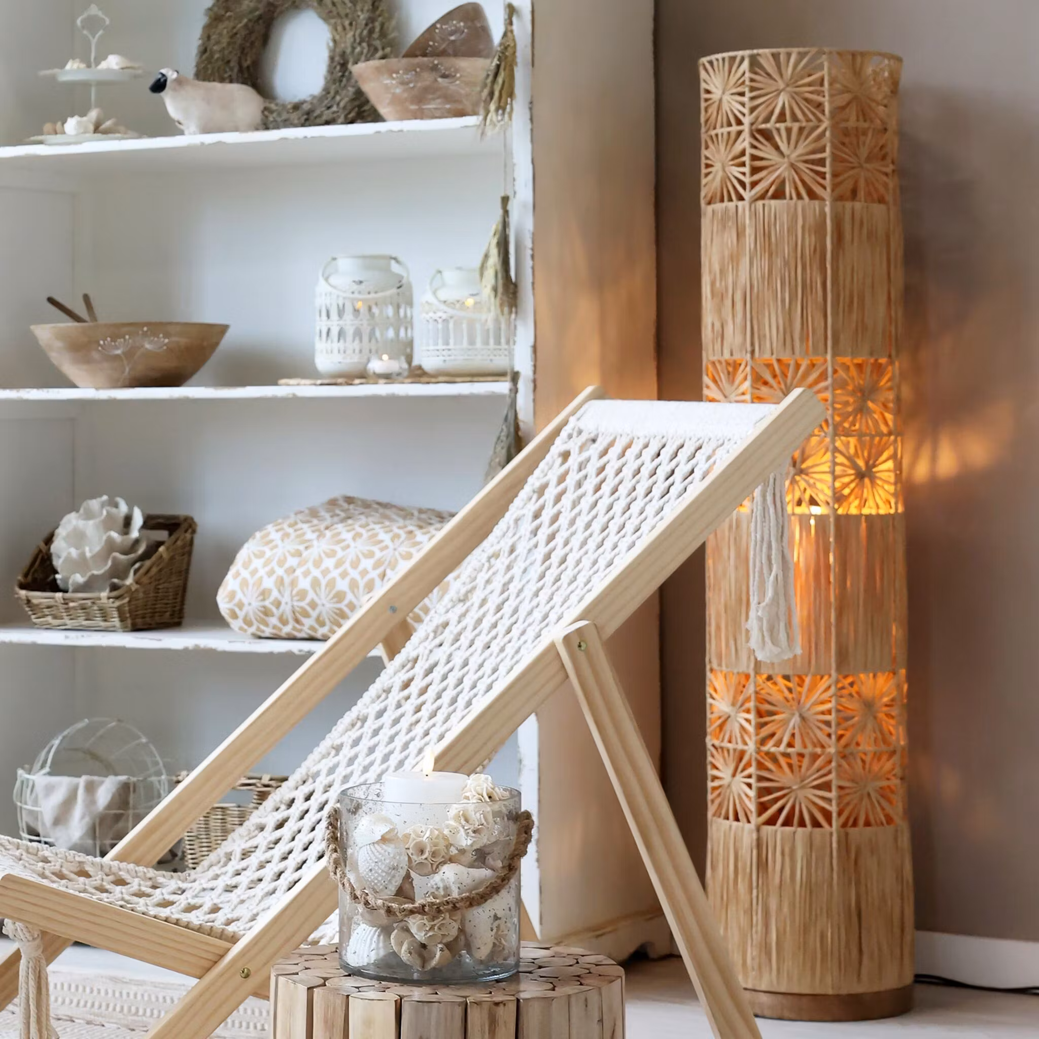 Golvlampa i raffia och järn
