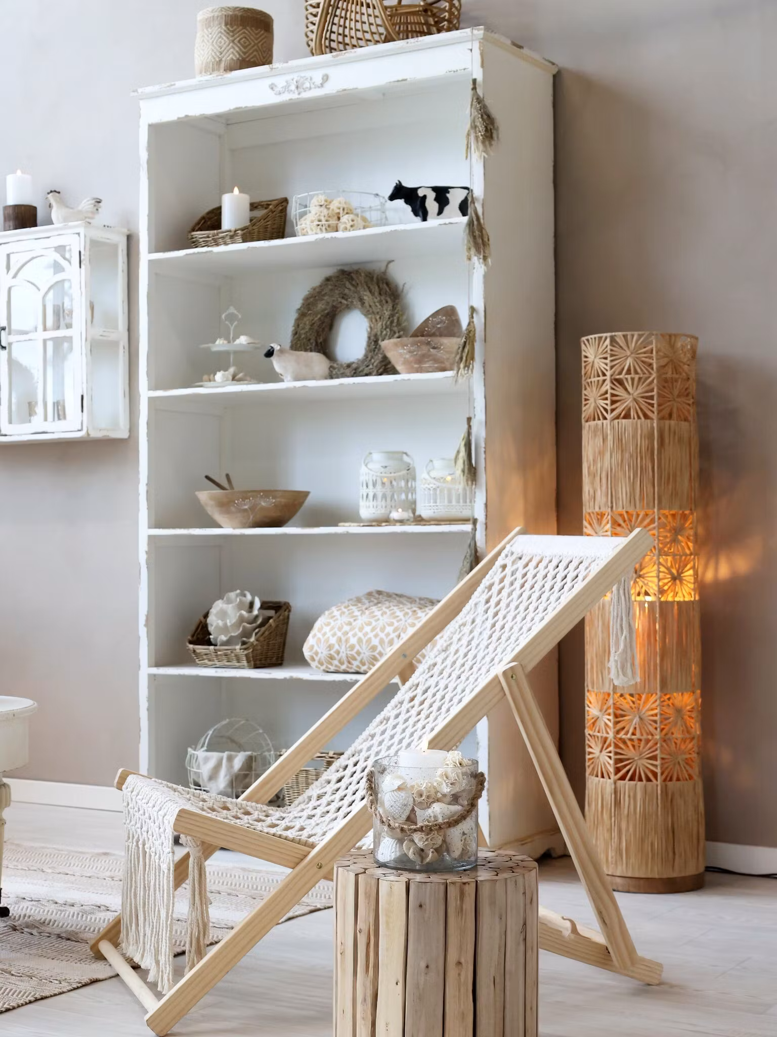 Golvlampa i raffia och järn