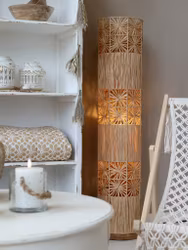 Golvlampa i raffia och järn
