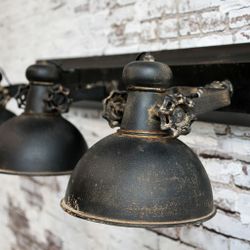 Industriell vägglampa med tre justerbara lamphuvuden