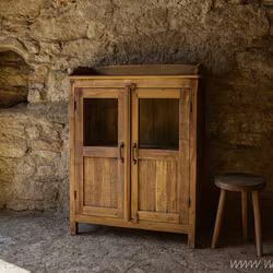 Vitrinskåp av återvunnet material