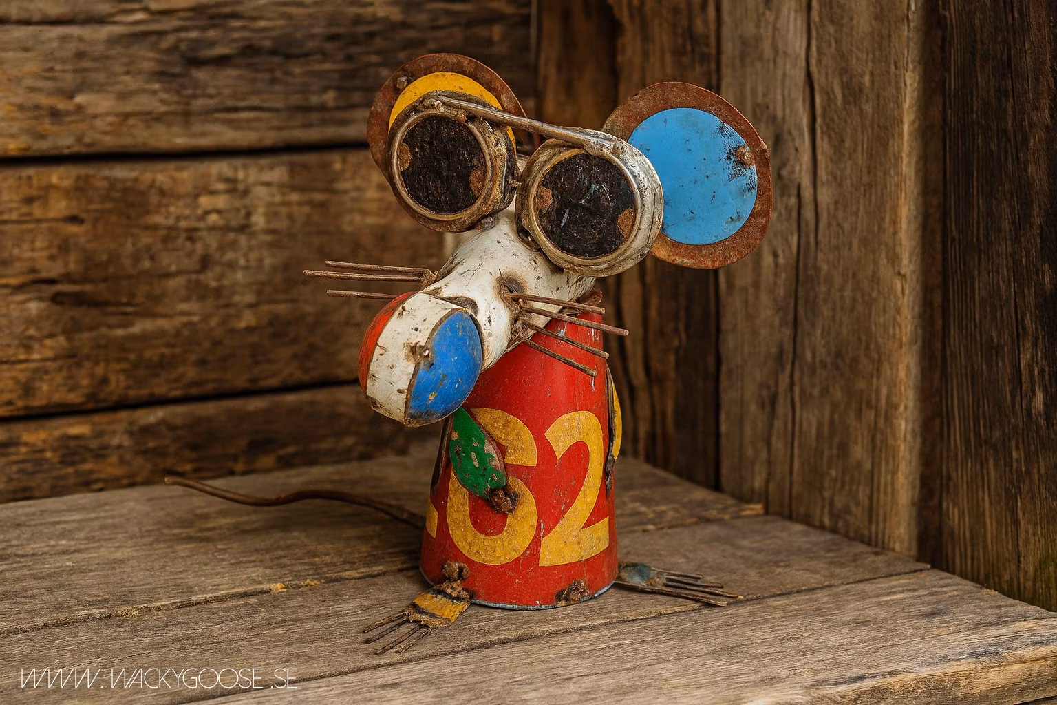 BLIND MOUSE, Tittar ner