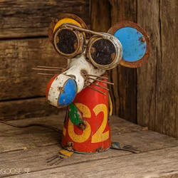 BLIND MOUSE, Tittar ner
