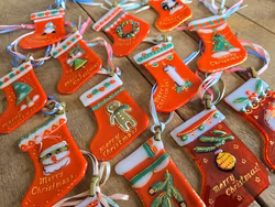 Handgjord glasfigur, RÖD JULSTRUMPA, Glasfusing