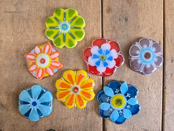 Magnet - Handgjord glasfigur, BLOMMA, Glasfusing