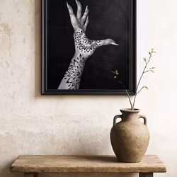 "Stay Free" - Svartvit tavla i Kol & Akryl med tatuerad hand