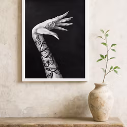"Stay Toxic" - Svartvit tavla i Kol & Akryl med tatuerad hand