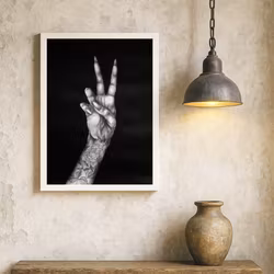 "Stay Peaceful" - Svartvit tavla i Kol & Akryl med tatuerad hand