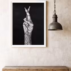 "Stay Positive" - Svartvit tavla i Kol & Akryl med tatuerad hand