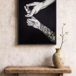 "Stay Close" - Svartvit tavla i Kol & Akryl med tatuerad hand