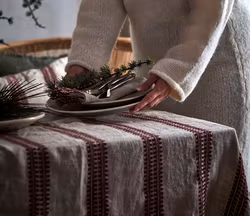 Bordsduk i bomull/linne 250x140cm, Röd/Lingrå