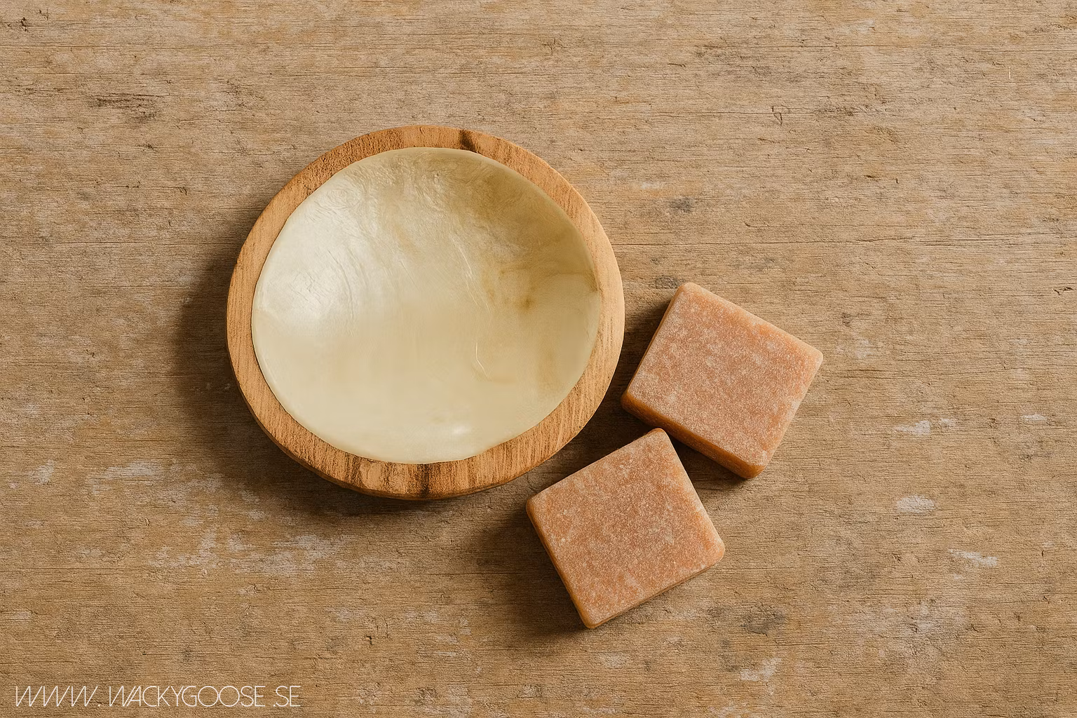 Handgjord träskål med snäckskal, Creme