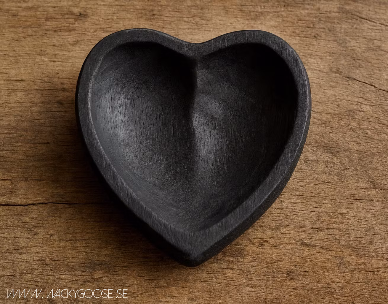 Handgjort fat av teak, Svart
