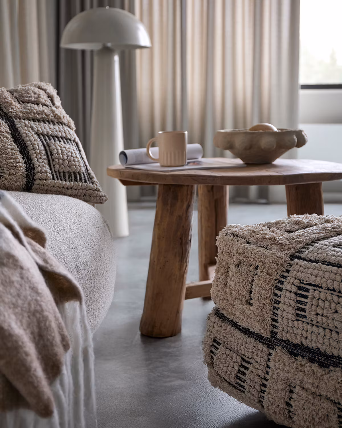 Handgjord sittpuff av återvunnen ull och bomull