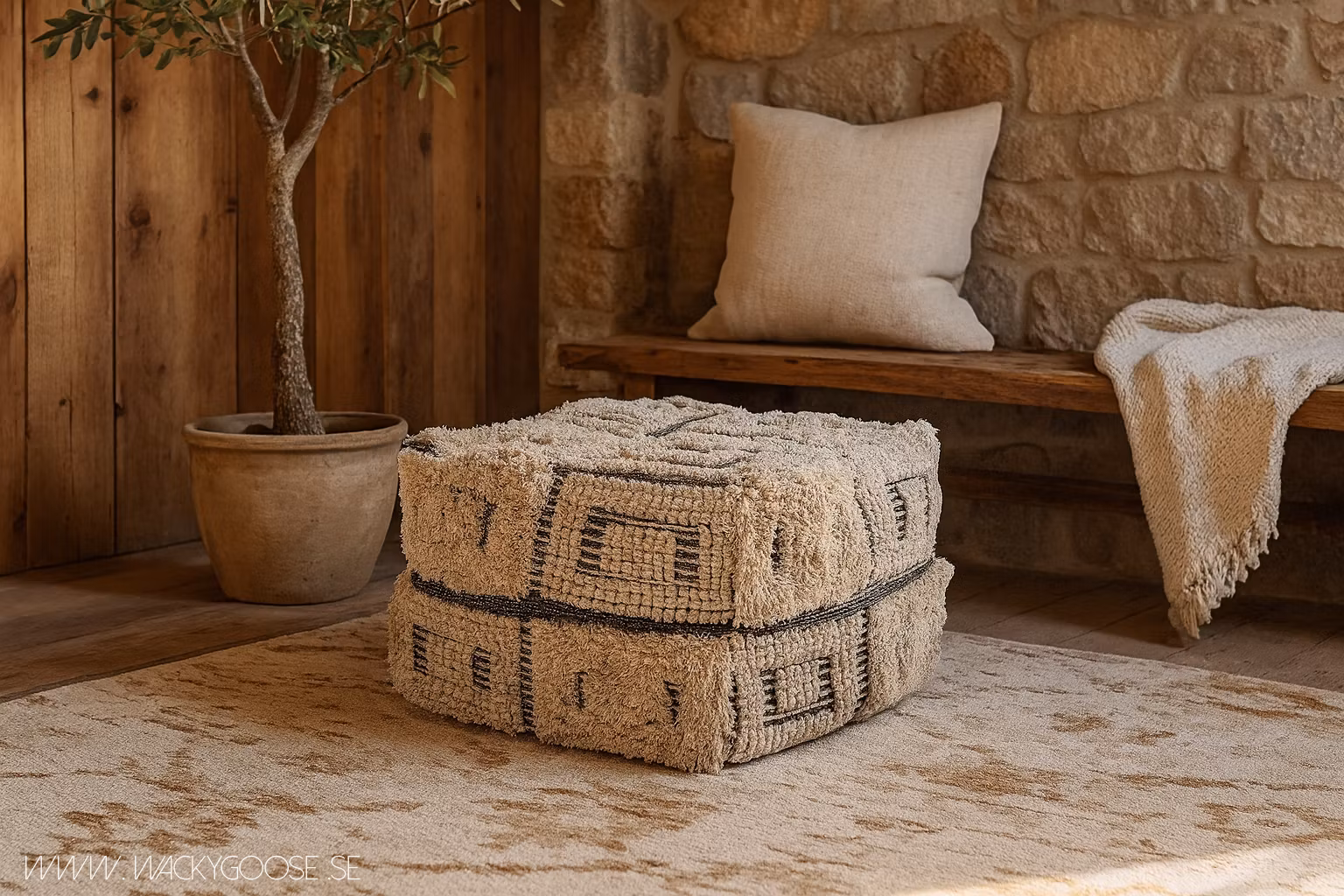 Handgjord sittpuff av återvunnen ull och bomull