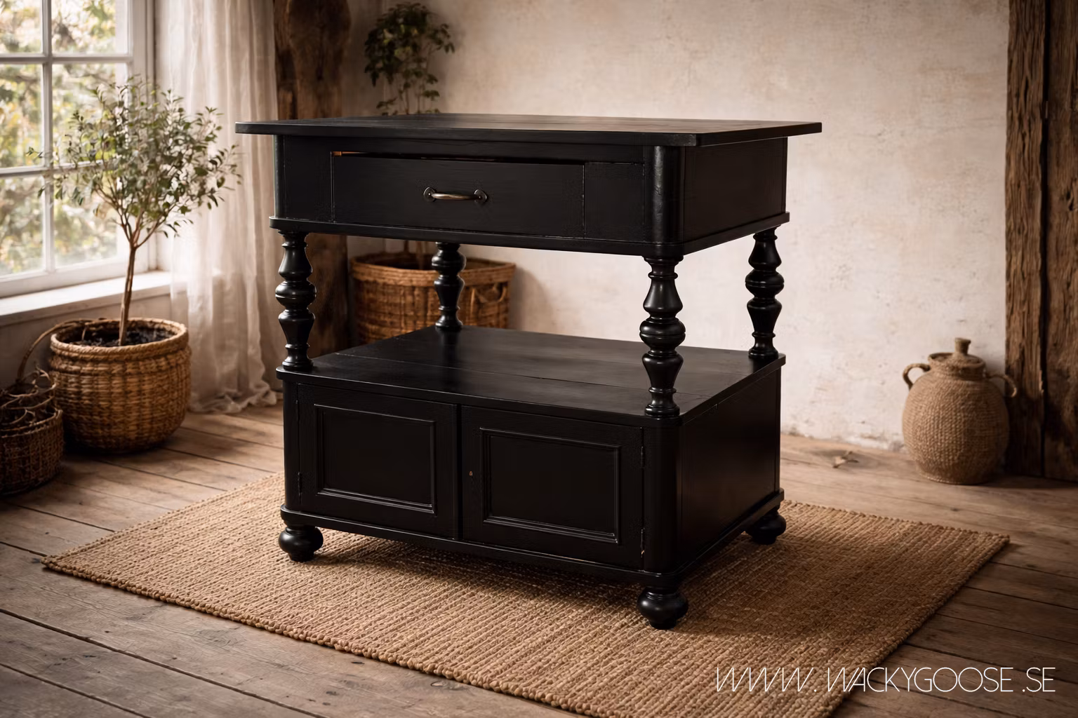 Sidobord med hyllplan, skåp och låda