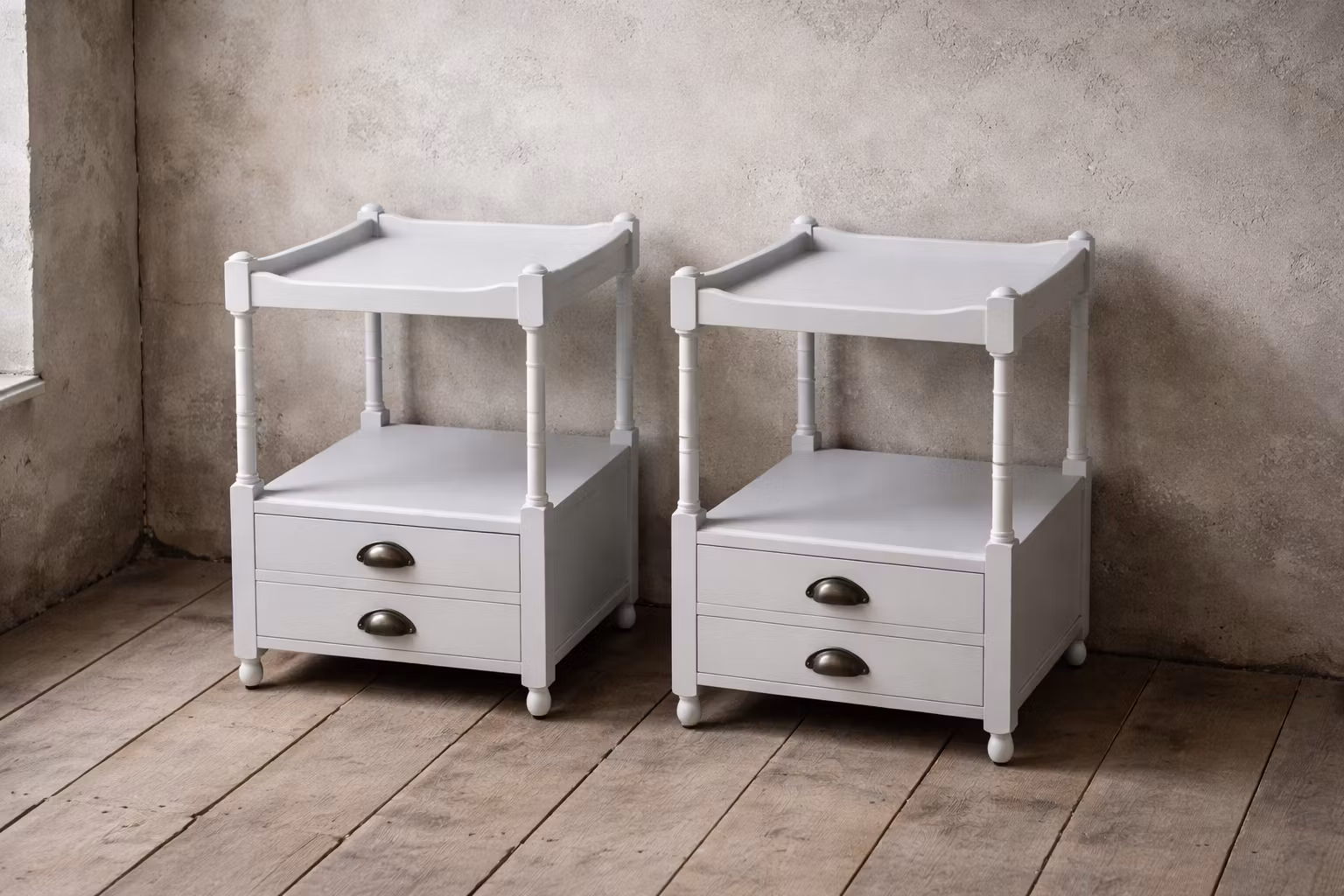 Sängbord med hyllplan och lådor