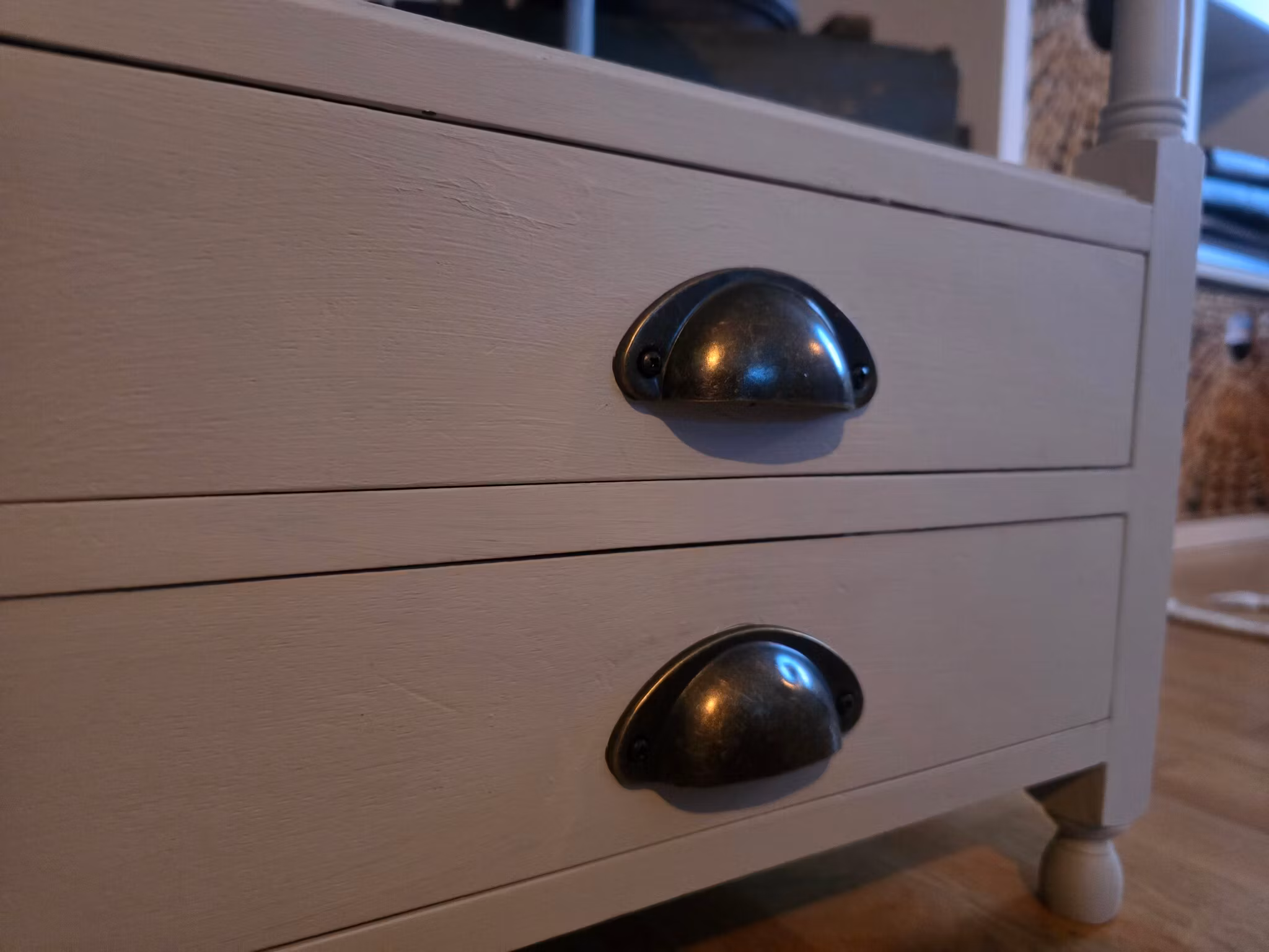 Sängbord med hyllplan och lådor