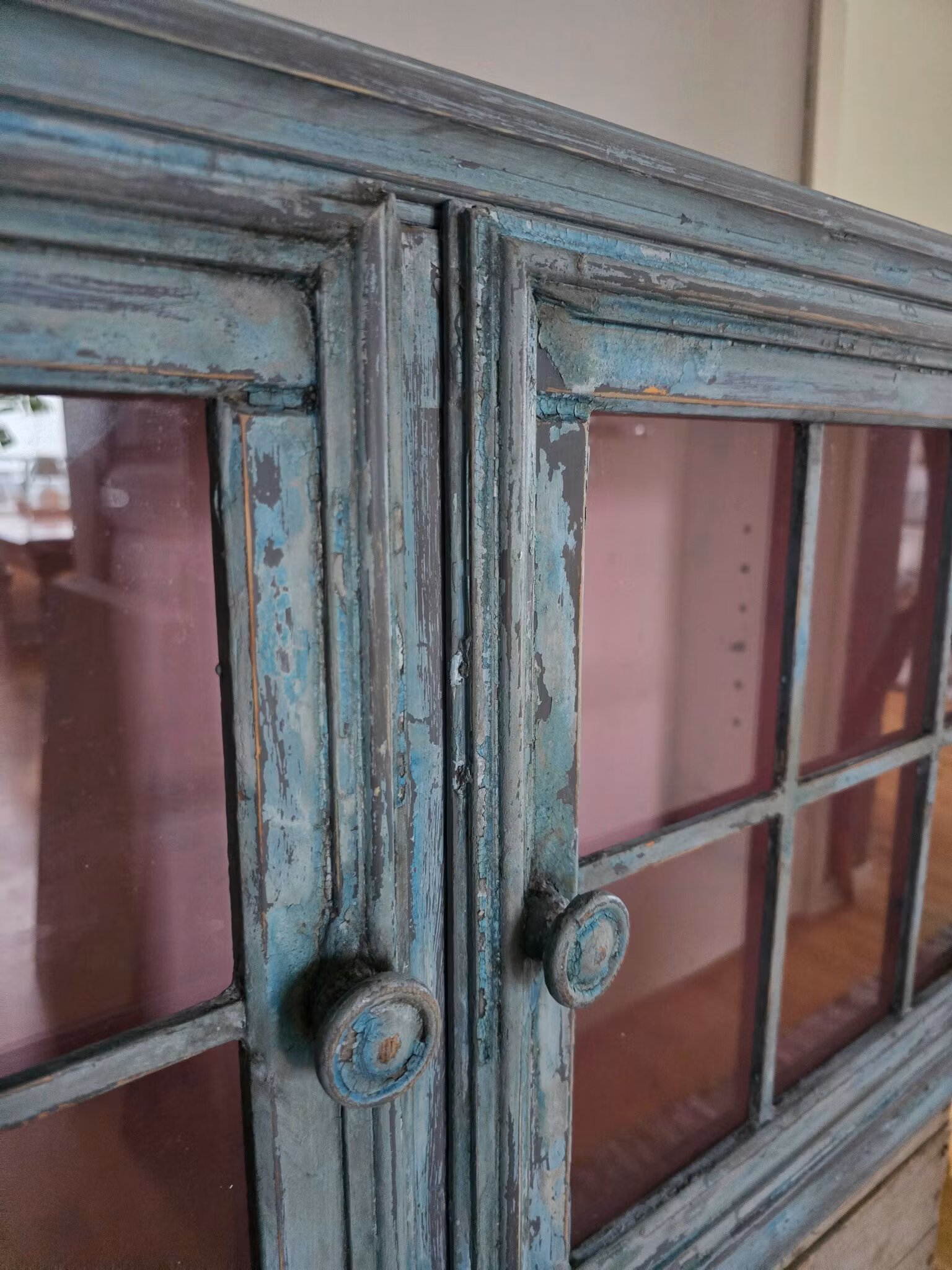 Bubbelgum-skåpet, Vitrinskåp för väggen