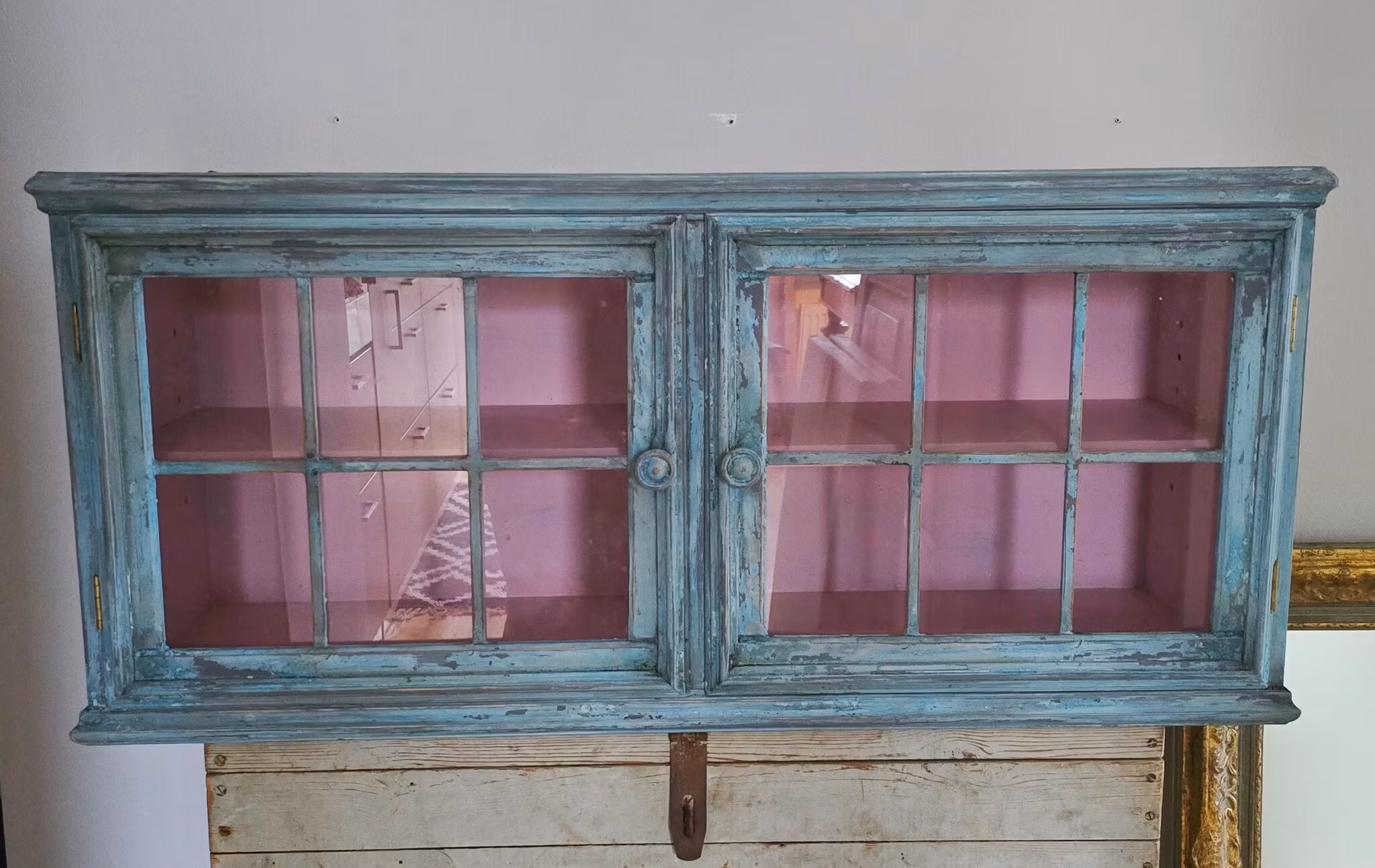 Bubbelgum-skåpet, Vitrinskåp för väggen