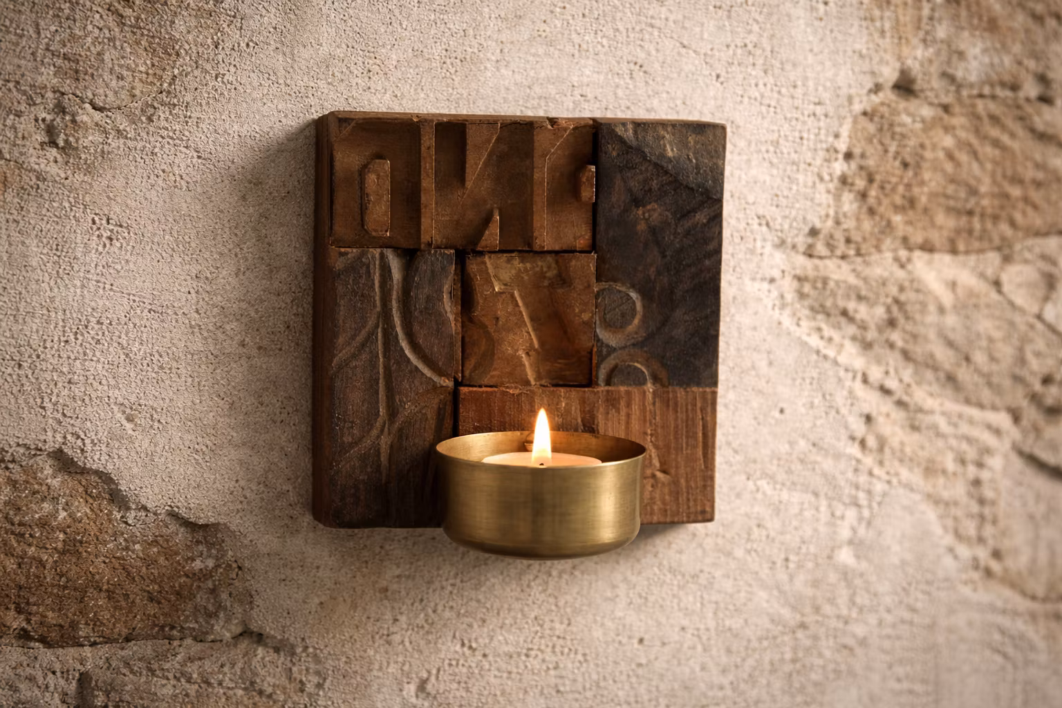 Handgjord unik ljuslykta för väggen, av återbrukat trä