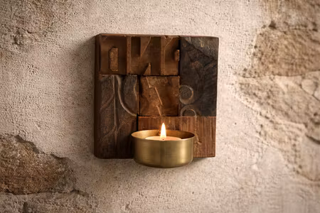 Handgjord unik ljuslykta för väggen, av återbrukat trä