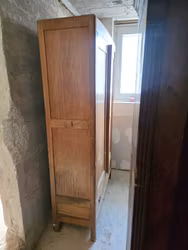 Stort skåp med klädstång invändigt