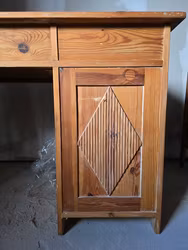 Gammalt skrivbord med vackra detaljer