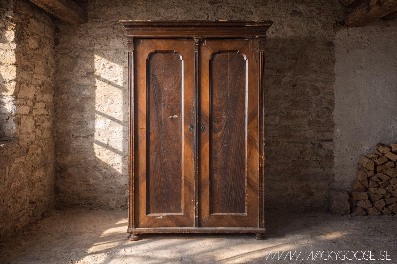 Vackert gammalt skåp med knoppbräda