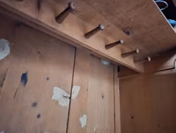 Vackert gammalt skåp med knoppbräda