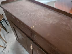 Jättestor gammal charmig skänk