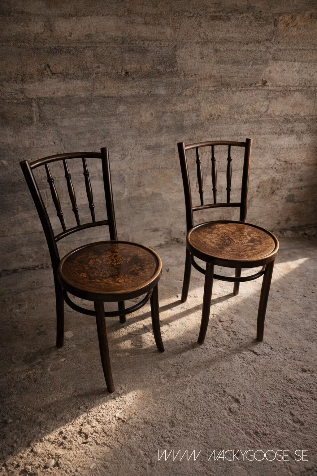 Vackra gamla stolar med blommönster