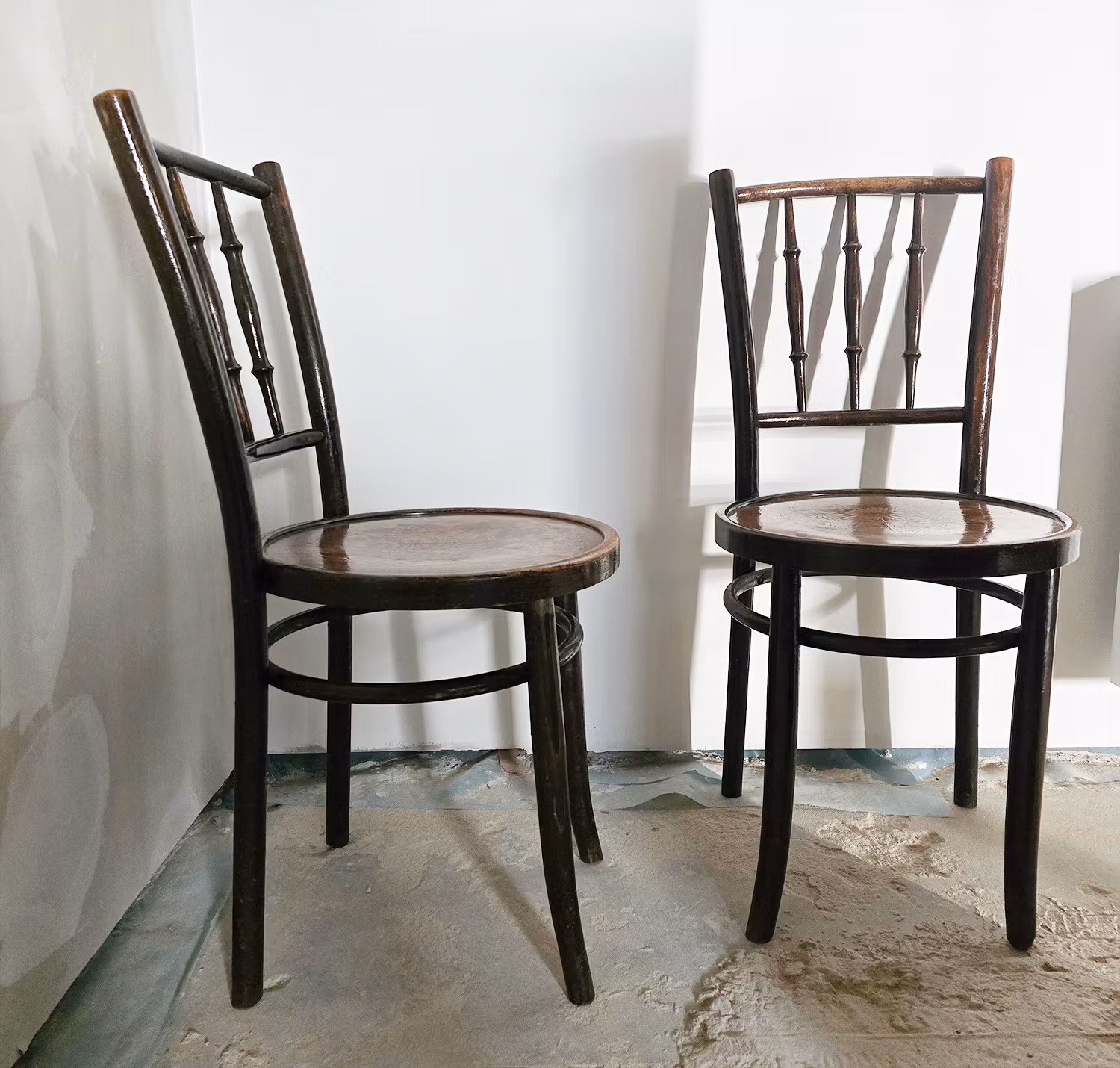 Vackra gamla stolar med blommönster