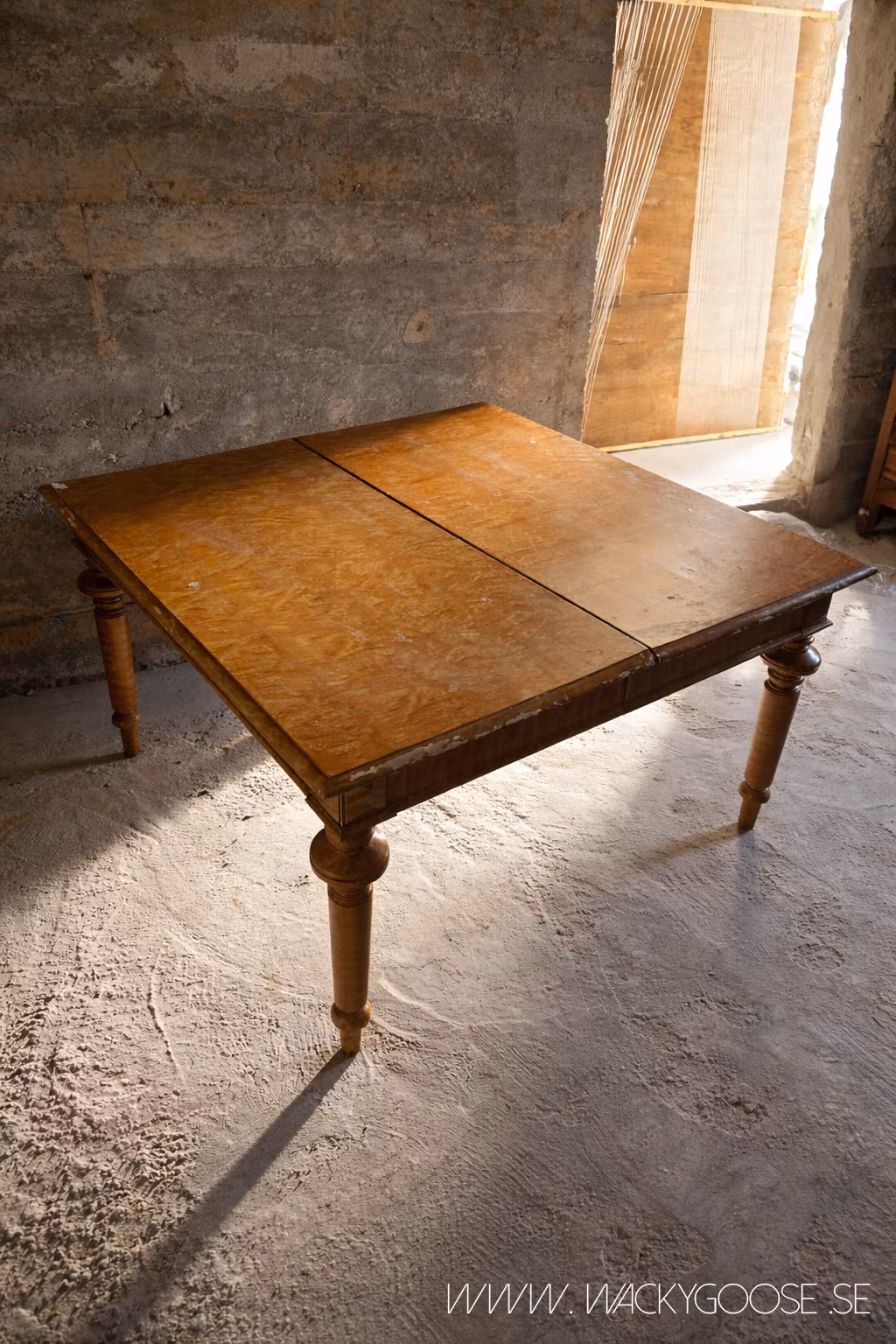 Vackert gammalt matbord med iläggsskivor