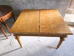 Vackert gammalt matbord med iläggsskivor