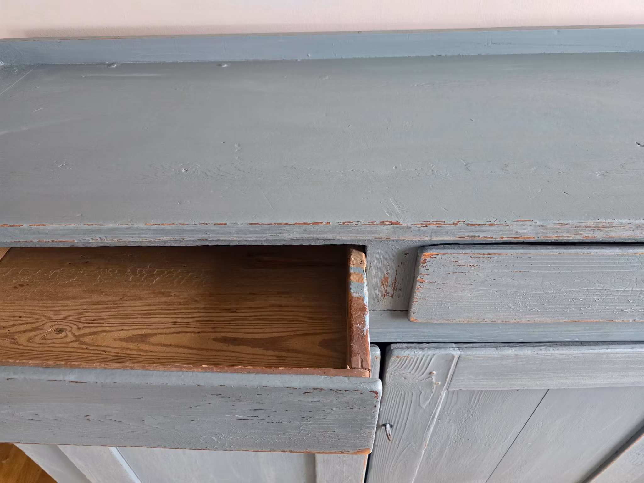 Jättestor gammal charmig skänk