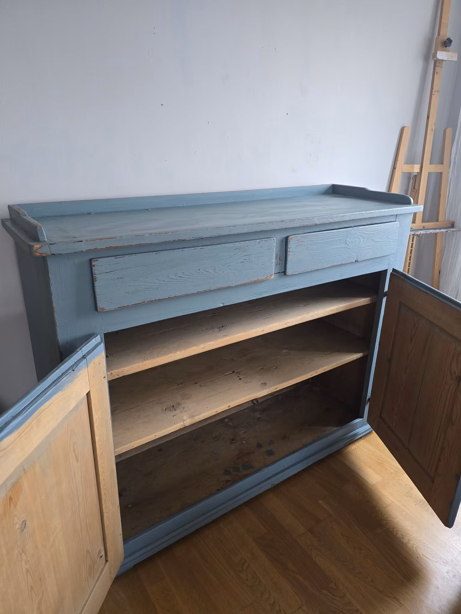 Jättestor gammal charmig skänk