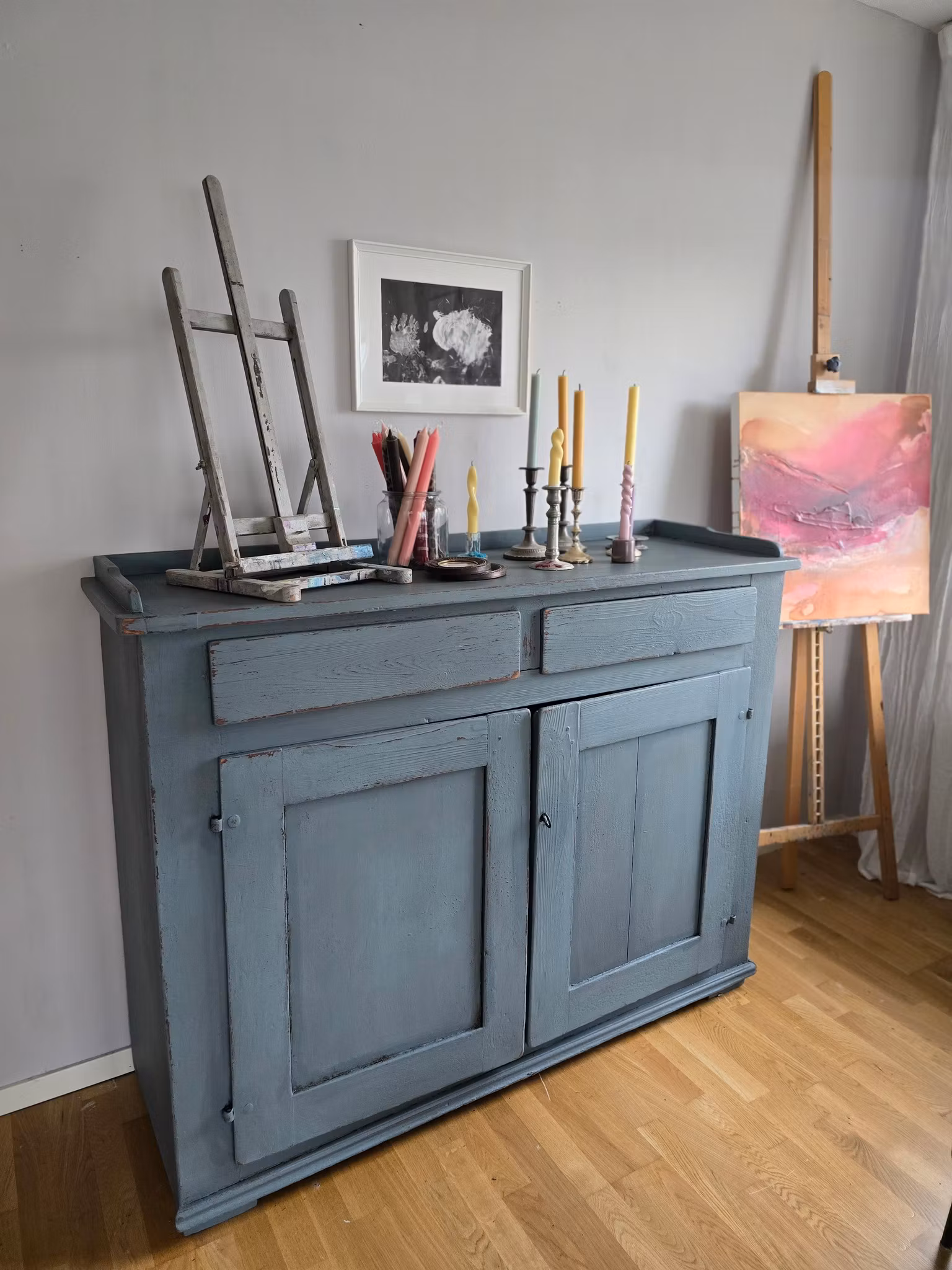 Jättestor gammal charmig skänk