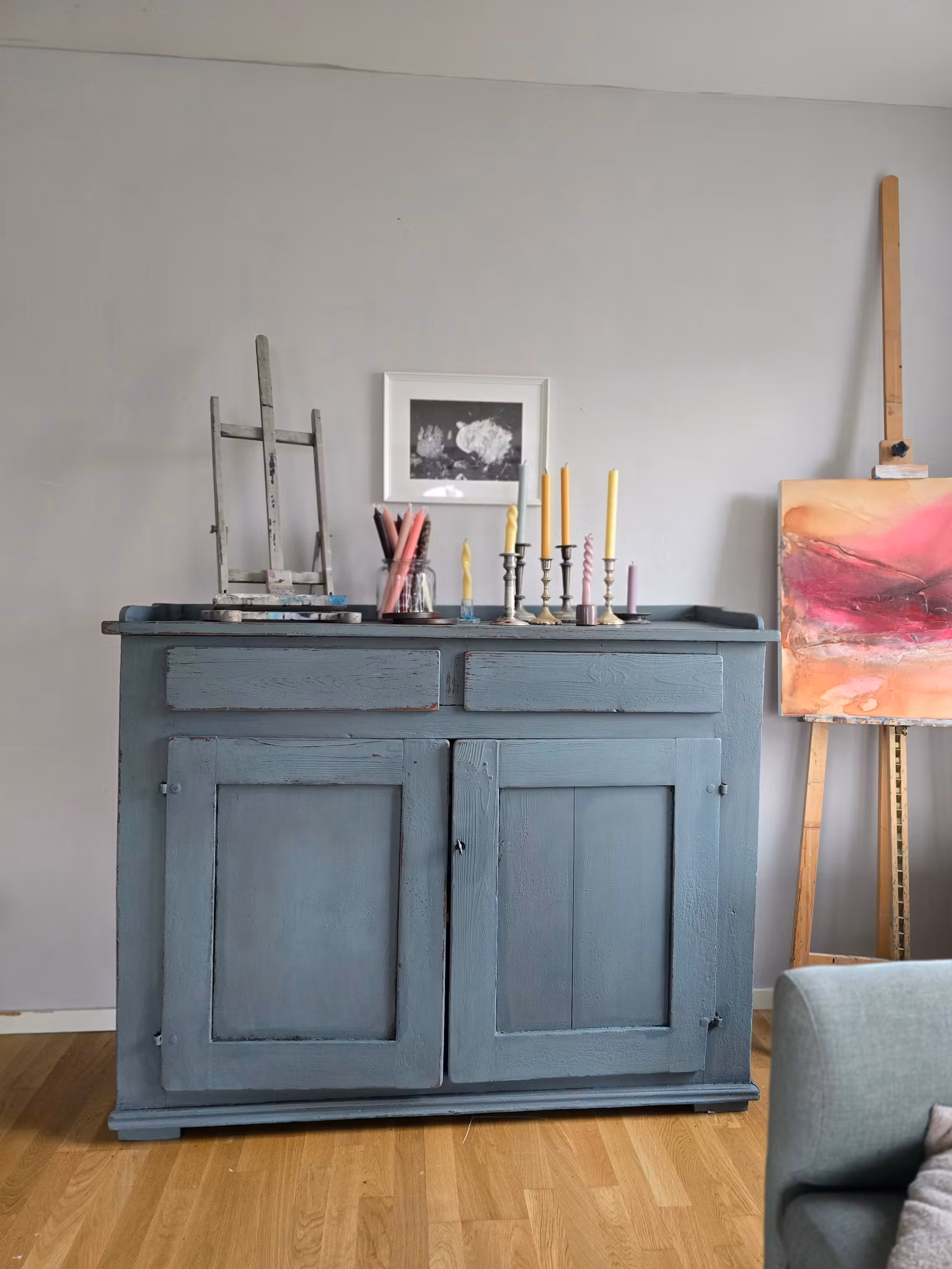 Jättestor gammal charmig skänk