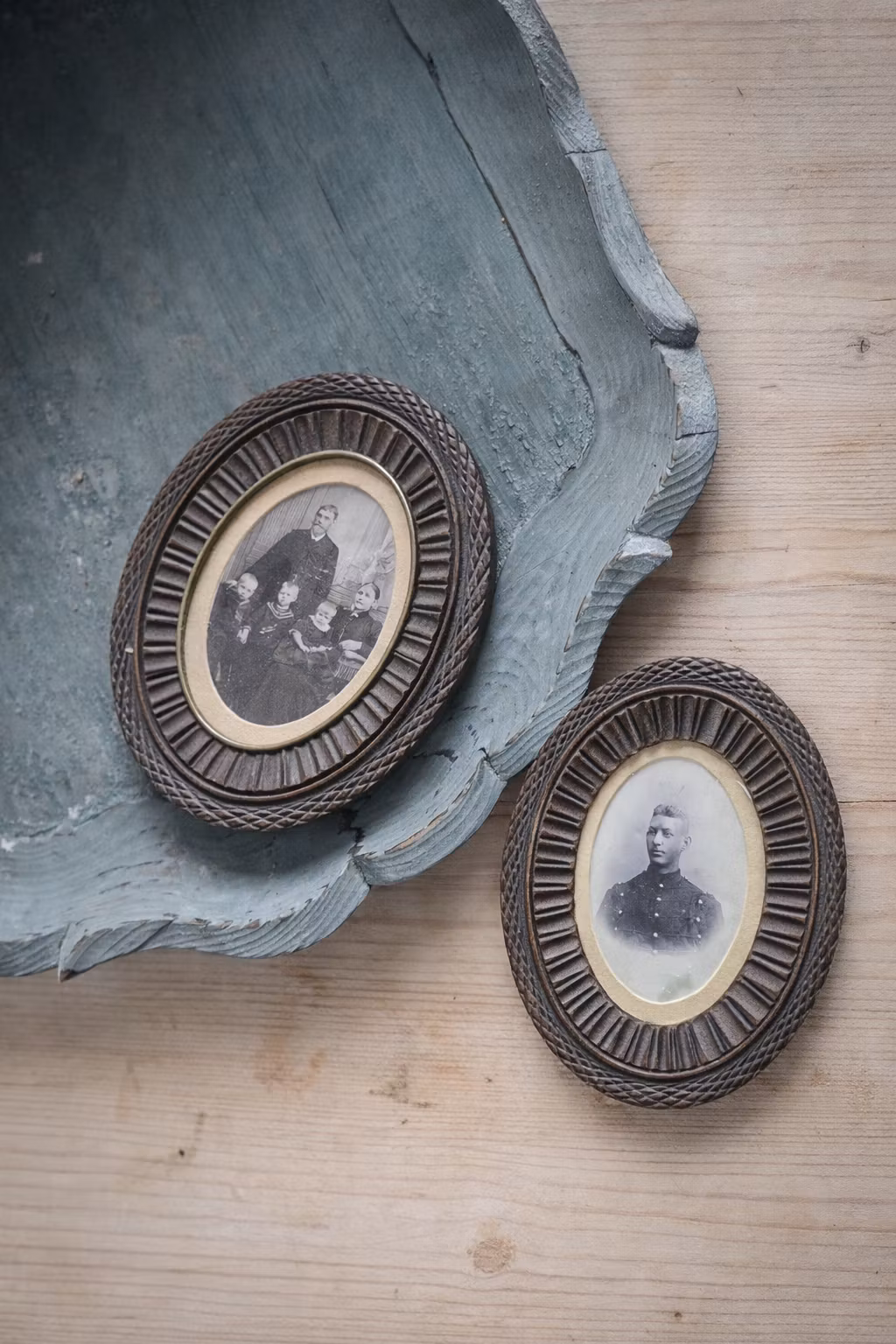 Två söta små ramar med gamla fotografier