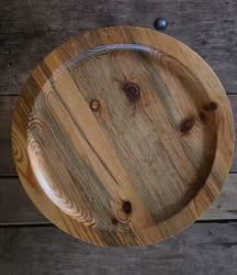 Vackert gammalt fat på fot