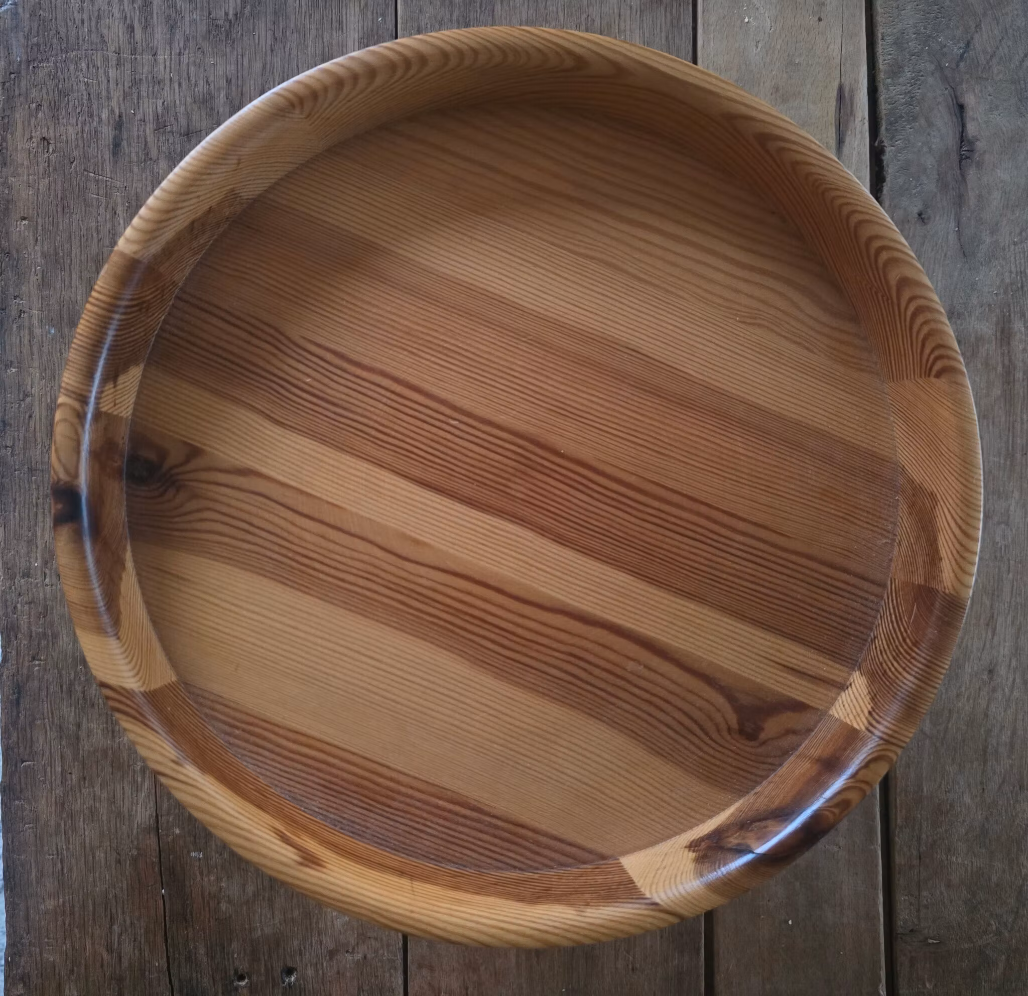 Vackert gammalt fat/skål på fot