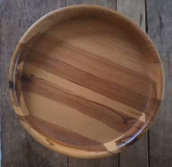 Vackert gammalt fat/skål på fot